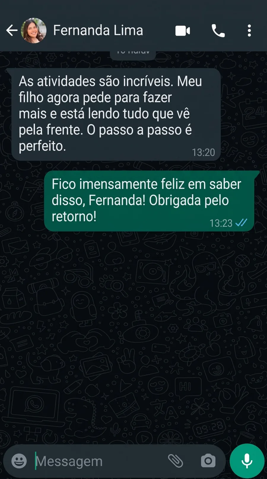Depoimento de cliente sobre o interesse da criança pelas atividades e leitura